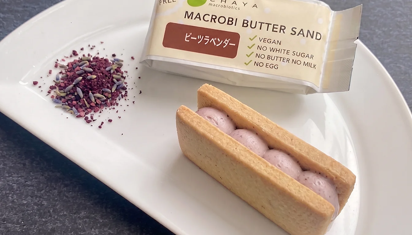 米粉のクッキーでビーツとラベンダー入りのクリームを挟んだバターサンドが写っている。「米粉のマクロビバターサンド（ビーツラベンダー）」の商品写真である。